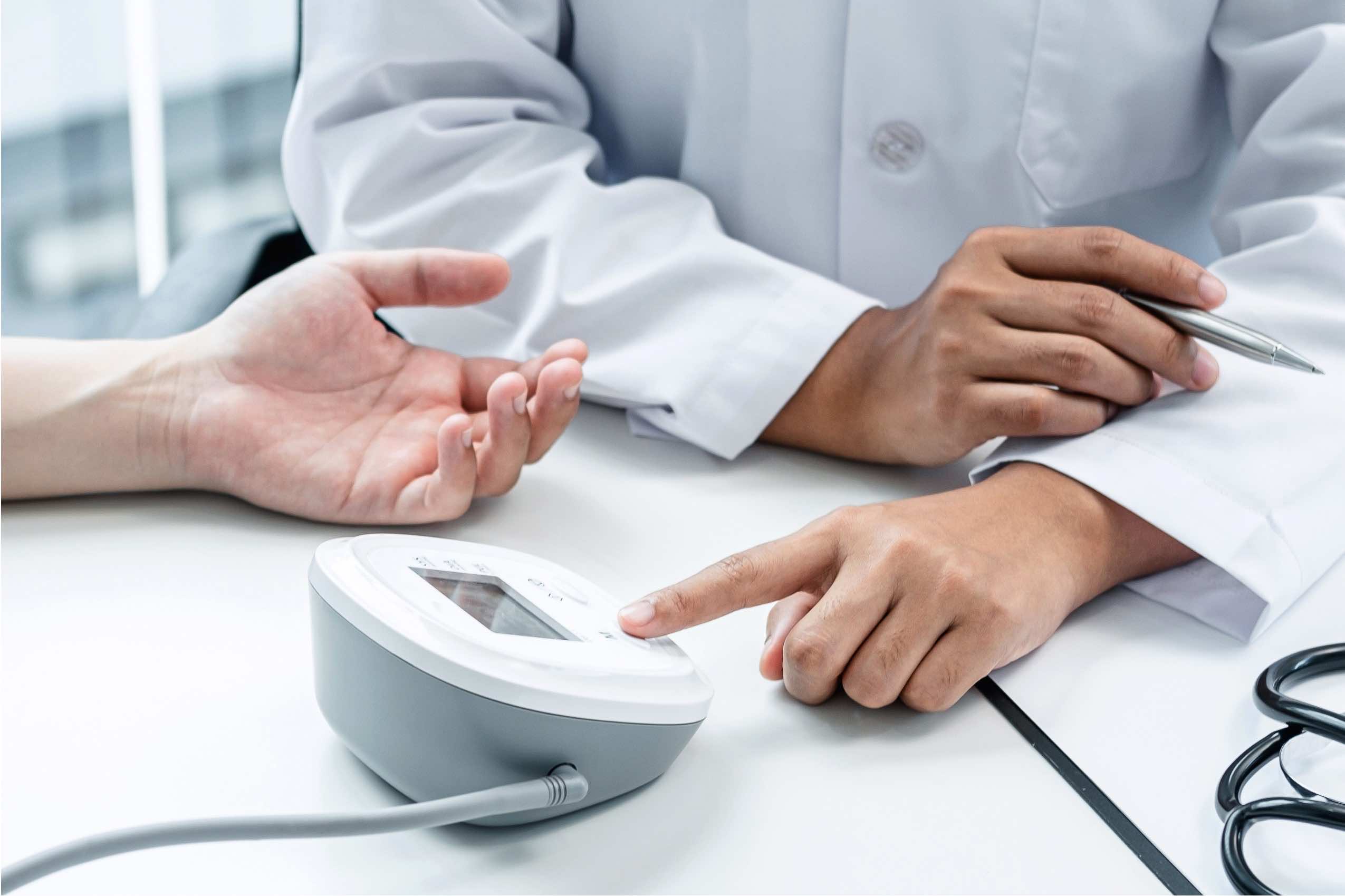 Darstellung einer Ultraschalluntersuchung der Nieren, die von Dr. Julia Schulz durchgeführt wird. Der Alt-Text betont die ganzheitliche Innere Medizin und die Vorsorge vor Organschäden, die durch Bluthochdruck, Diabetes und Adipositas verursacht werden.